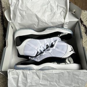 Brand new Air Jordan 11 retro (GS) white/black concord size 7y